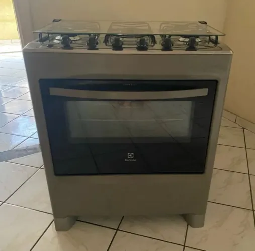 Fogão 5 bocas Electrolux. Muito novo e barato.