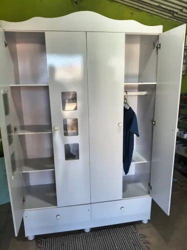 Guarda de solteiro jovem branco