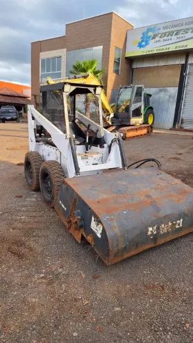 Mini Carregadeira Bobcat 711 ano 1992 motor agrale 4200