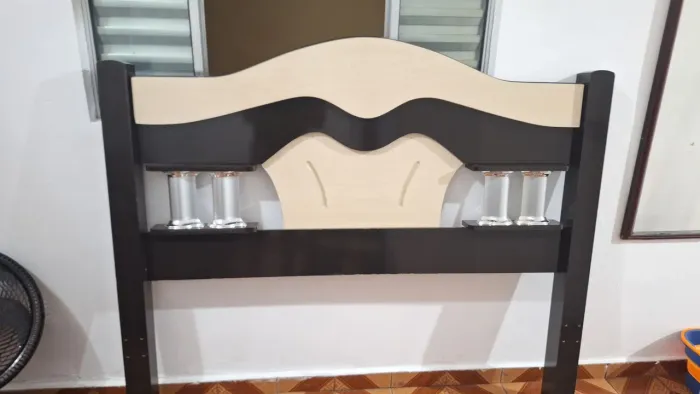 Cabeceira de cama tabaco e marfim