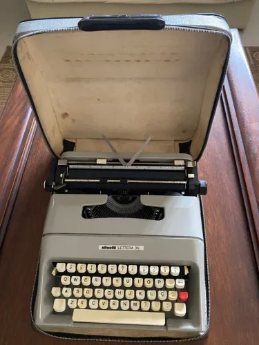 Máquina de escrever Olivetti Lettera 35