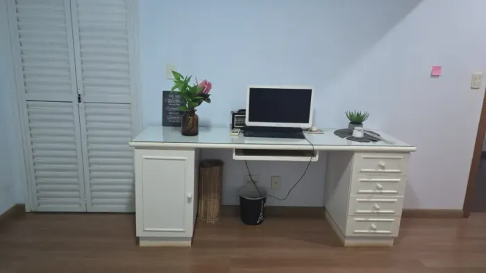 Quarto solteiro, cama box king, armario lateral e escrivanhinha tudo cor branca