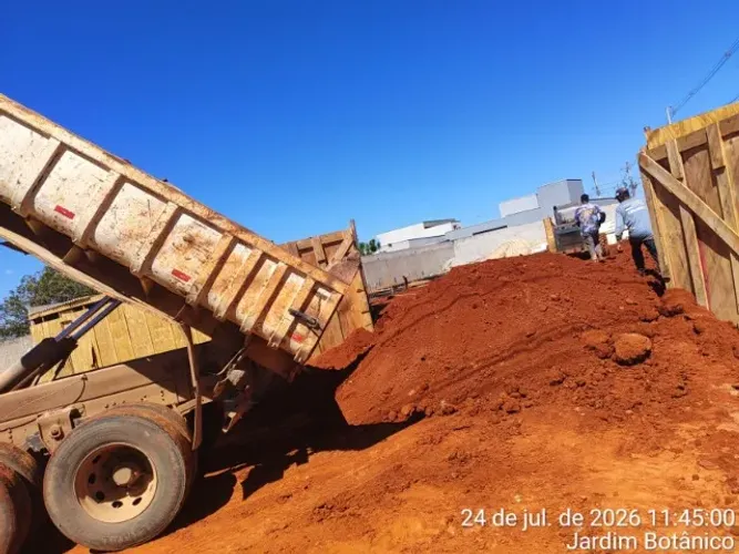 Aterro - Terra de qualidade, vermelha e temos arenosa. Areia Branca