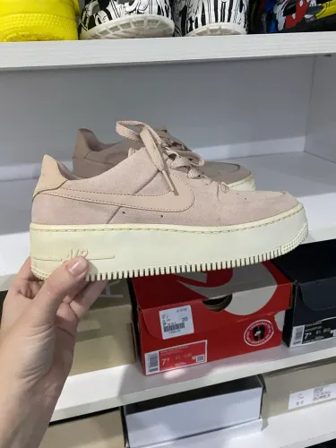 Tênis Nike Maravilhoso, tamanho 7,5, serve um 36 ou 37 pequeno