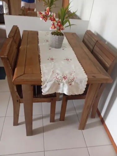 Vendo mesa de madeira com 4 cadeiras