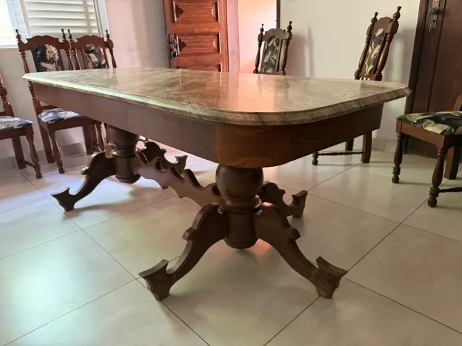 Mesa com 8 cadeiras em sucupira com pedra mármore chocolate 