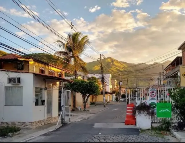 Aluga-se sobrado em Realengo cond. Parque Real