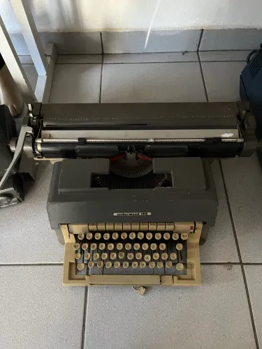 Máquina de escrever antiga