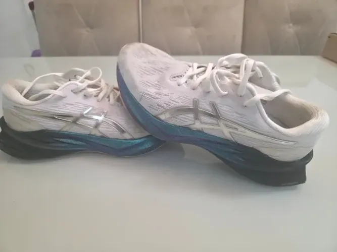 Tênis Asics NovaBlast 3 - Branco e Azul Platinum