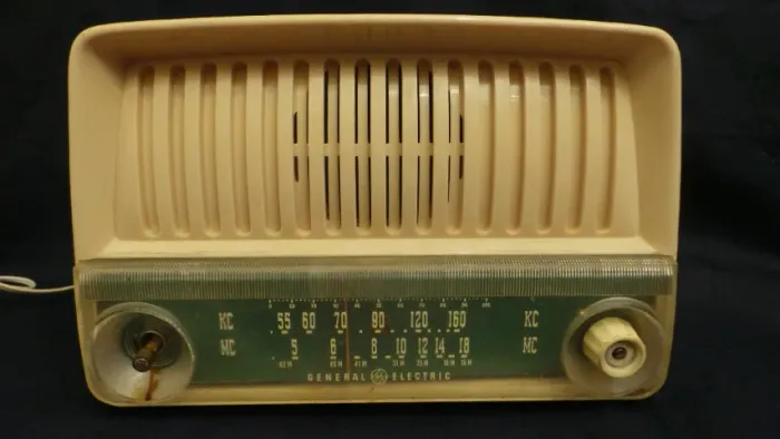 RÁDIO ANTIGO VALVULADO GENERAL ELECTRIC  MA-225 ANOS 50 SEM FUNCIONAR