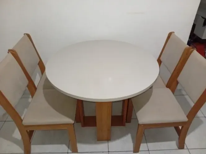 Mesa de jantar redonda + 4 cadeiras