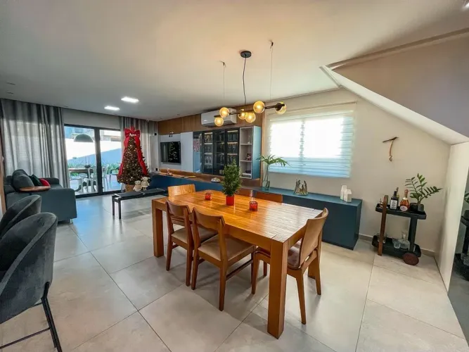Casa nova completa de móveis planejados com 4 suítes e piscina no vista lagoa