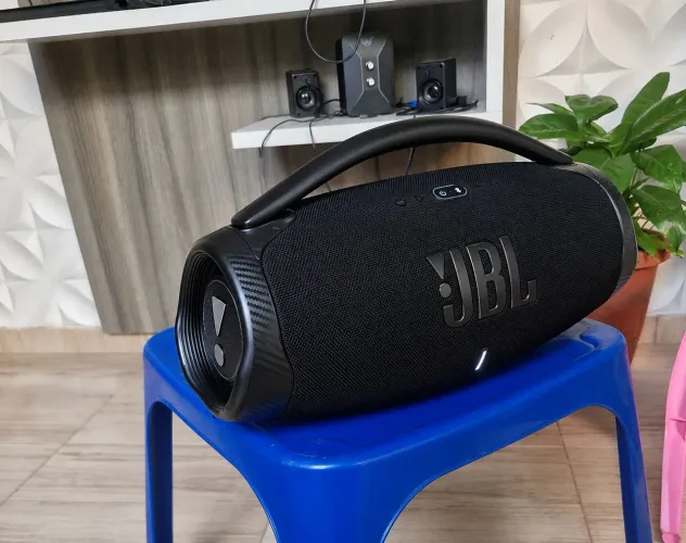 Vendo jbl ou troco por som automotivo ou celular do meu interesse. Dou volta.