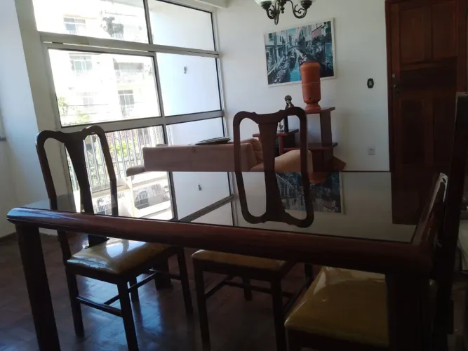 Vendo mesa e cadeiras