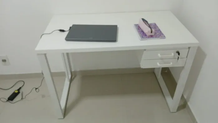 Mesa de escritório nunca usada