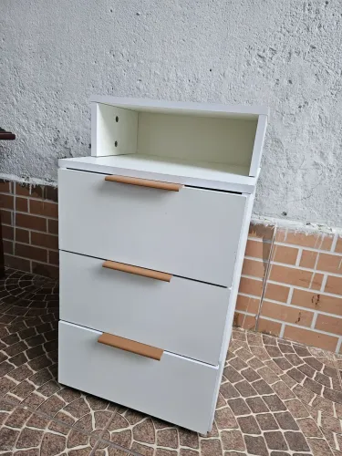 Criado mudo branco com 3 gavetas