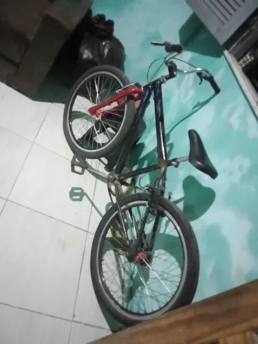 Estou vendendo uma bicicleta aro 24 toda no rolamento
