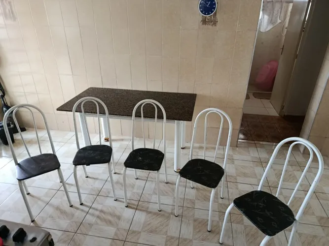 Mesa Mármore com 5 cadeiras 