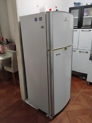 VENDO UMA GELADEIRA BRASTEMP GELO NORMAL 
