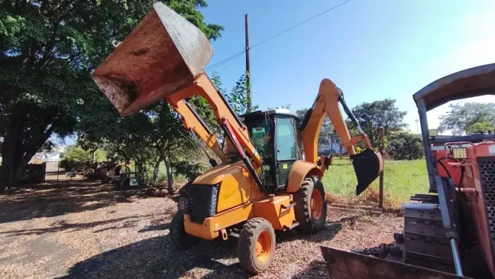 Retro Escavadeira New Holland B90B ano 2011