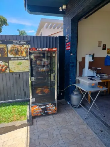 Máquina de assar frango, churrasqueira, serra fita cortar carne, balcão refrigerado