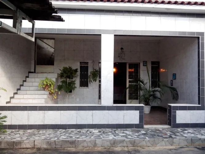 Aluga-se casa com 03 quartos Centro de Queimados 