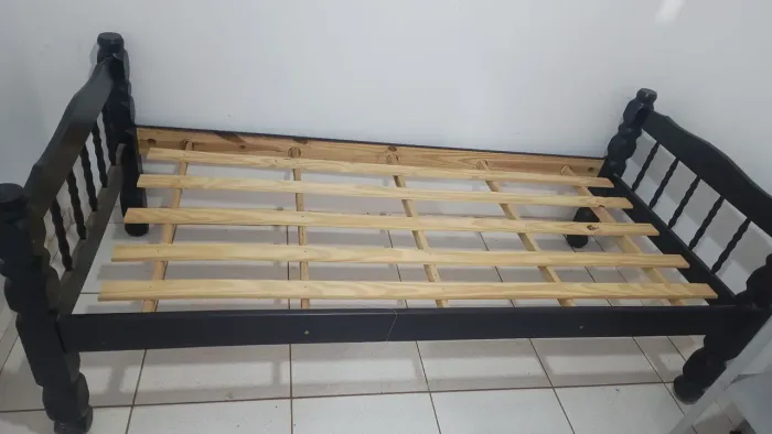 Cama solteiro de madeira