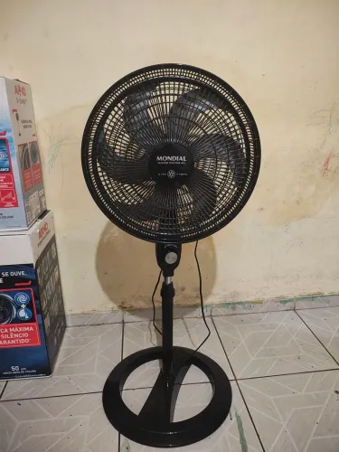Ventilador de pé seminovo. 