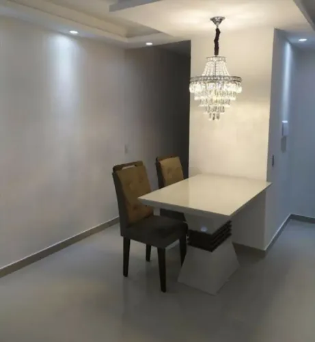 Mesa de jantar c/ 4 cadeiras