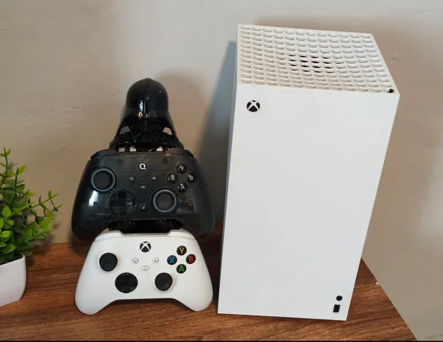 Xbox Series X 1TB na Caixa + 2 Controles - Estado de Novo (1 Ano de Uso)