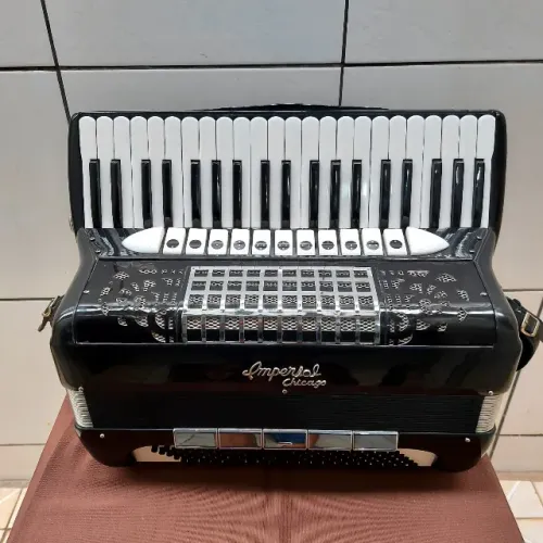 Acordeon Imperial com cassoto, 4/5 de vóz Binci  impecável som lindo