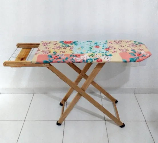 Tábua de passar roupas com tampo em madeira com suporte para ferro