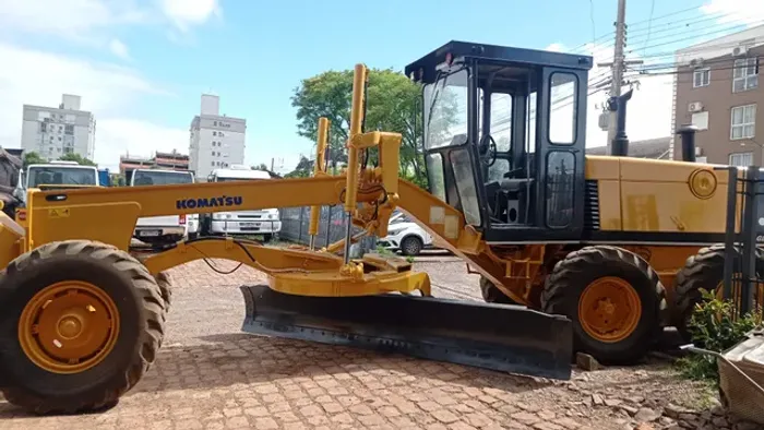 Motoniveladora Komatsu GD 623A - Ano 1996- motor Cummins reformado, articulada