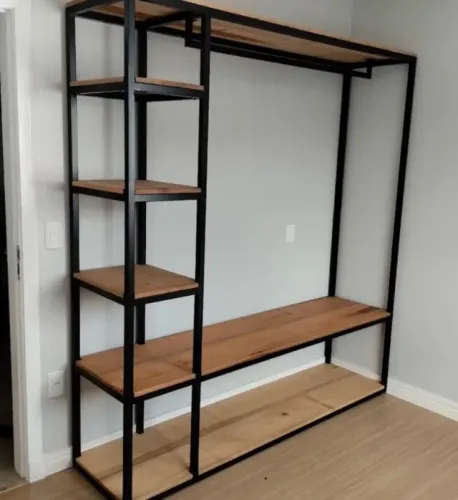 Cabideiro com torre de estante estilo industrial para closet