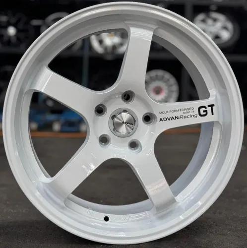 Rodas Advan GT branca aro 18 tala 8