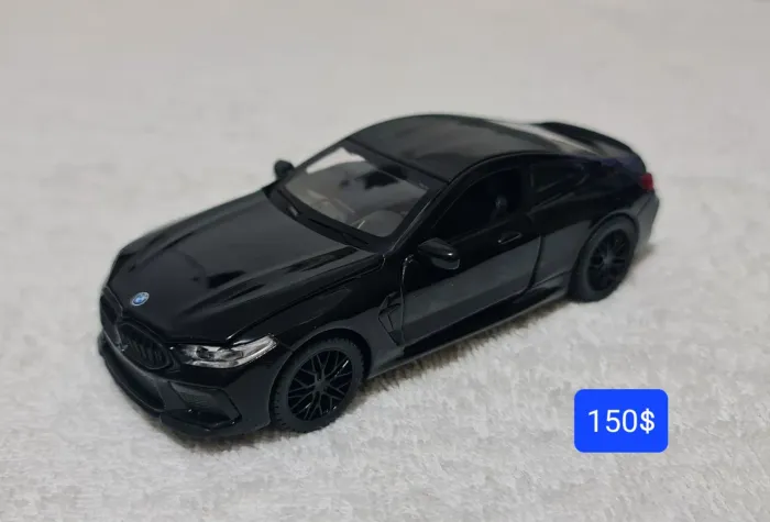Carrinho miniatura da BMW M8 preto