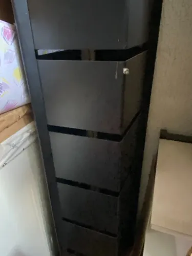 Estante de Ferro com Prateleiras de Vidro