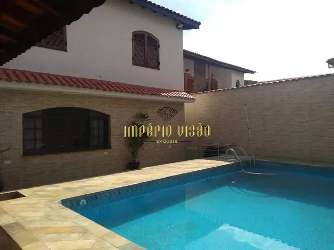Sobrado á Venda de 4 Dormitórios sendo 1 Suíte com Churrasqueira e Piscina no Jardim Nova