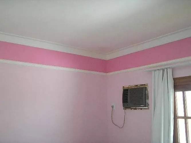 Linda decoração de parede com detalhes em rosa
