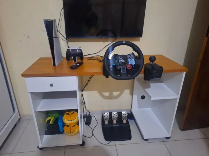 Escrivaninha Gamer com detalhes em madeira