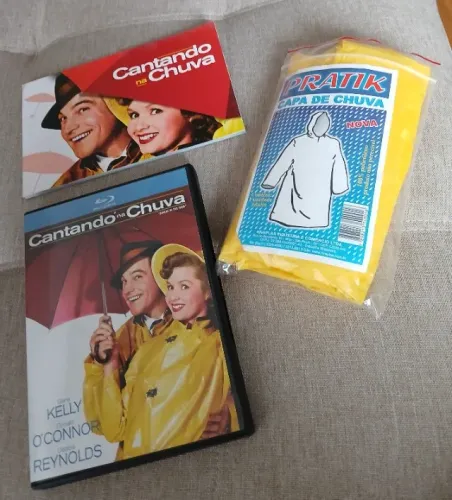 Blu-Ray Cantando na Chuva com cards, livreto e capa de chuva  com livreto