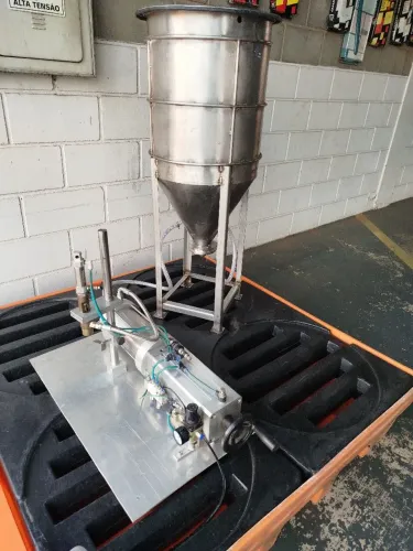 Envasadora pneumática para líquidos e semi-viscosos (baixa densidade)