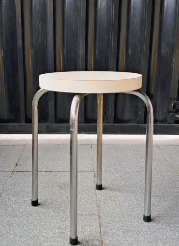 Banqueta de fórmica com pés em inox