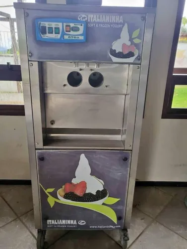 Máquina de Iogurte Italiana Frozen - pouco usada - faz até 450 casquinhas por hora