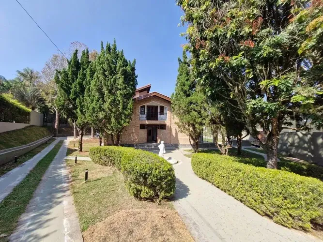 CASA 3 SUÍTES + APARTAMENTO + CASEIRO.