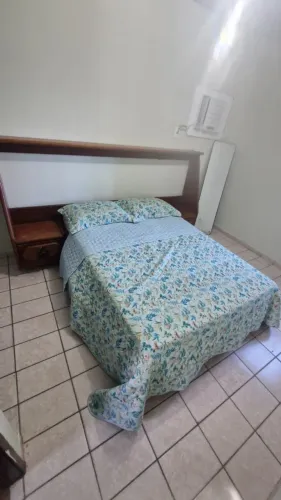 Cama de madeira maciça