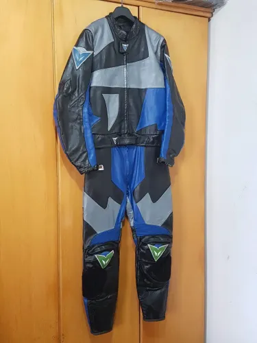 Macacão em couro legítimo para motociclistas,  design arrojado e proteção para seus rolês 