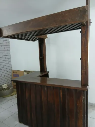 Barzinho rústico Madeira  em L e teto em trelica com 1 banqueta