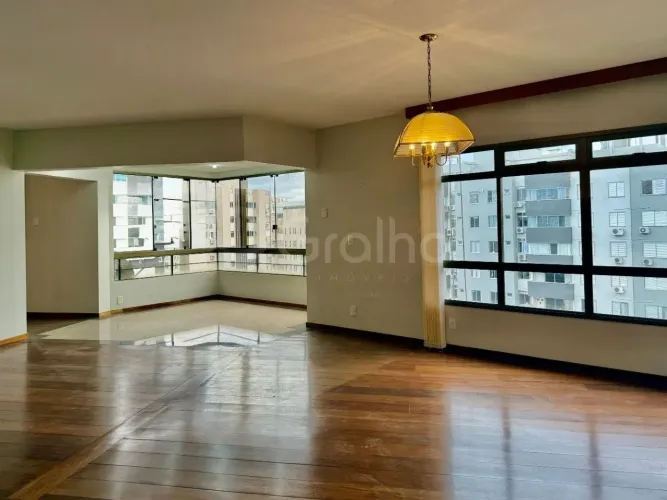 Apartamento com 5 quartos na Agronômica