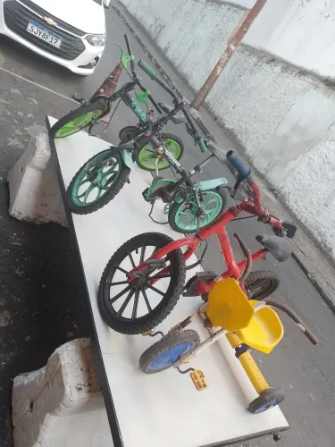 Bicicleta infantil com pequenas avarias ,50$ cada.